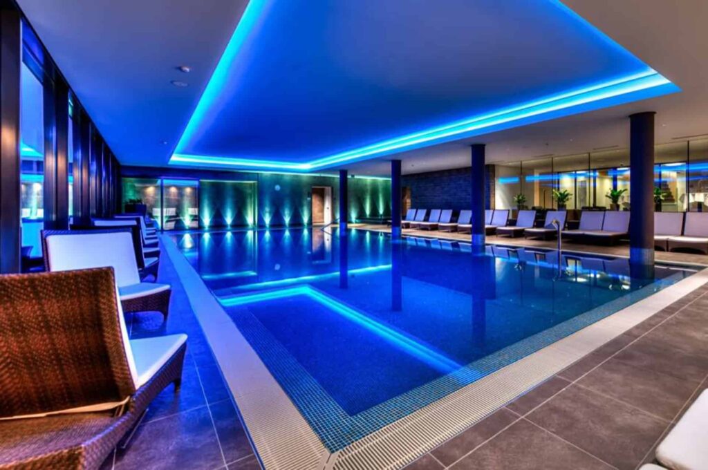 Wellnesshotel Golfpanorama Innenpool